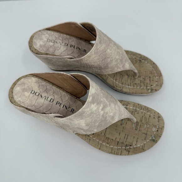 Donald J. Pliner Malone Leather Wedge Thong Sandals Size 5.5 - Picture 10 of 10